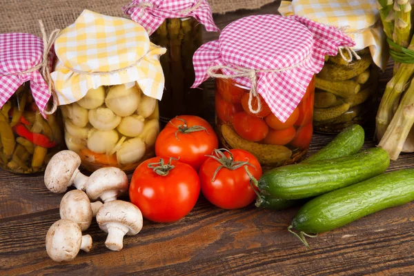 Verduras frescas en una mesa de madera — Foto de Stock