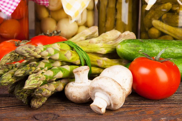 Frisches Gemüse auf einem Holztisch — Stockfoto