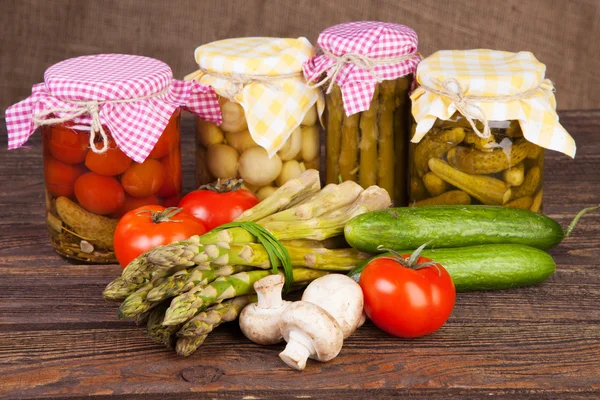 Verduras frescas en una mesa de madera — Foto de Stock