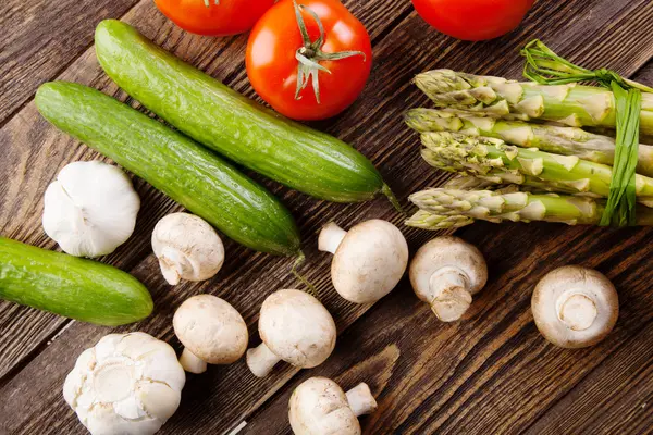 Verdure fresche su un tavolo di legno — Foto Stock