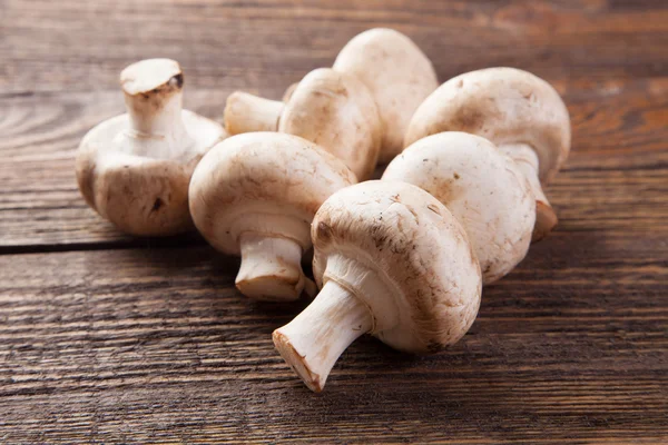 Paddestoelen op een keukentafel — Stockfoto