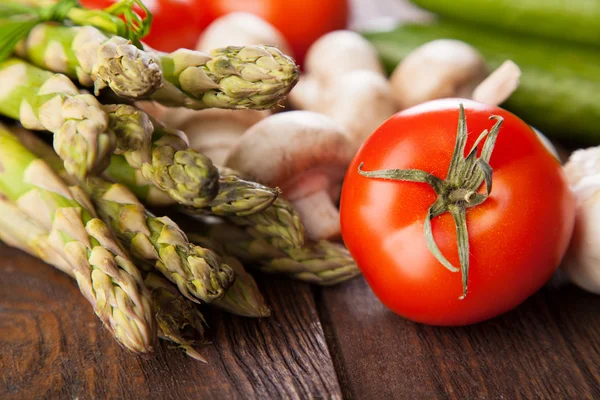 Verduras frescas en una mesa de madera — Foto de Stock