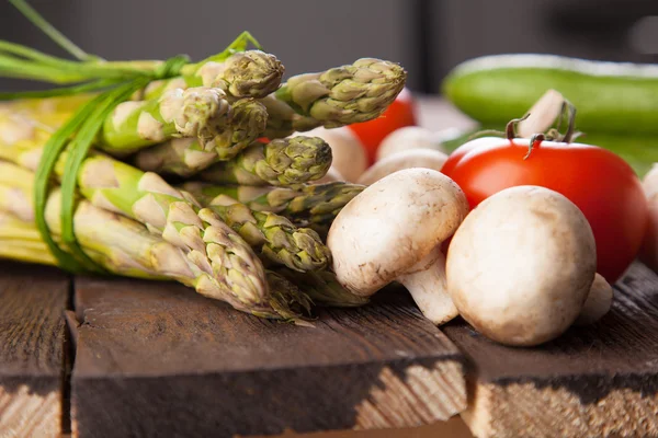 Färska grönsaker på ett träbord — Stockfoto