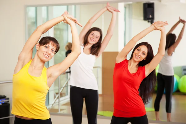 Gruppentraining in einem Fitnessstudio — Stockfoto