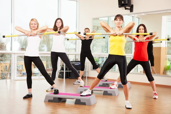 Entrenamiento en grupo en una clase de fitness — Foto de Stock