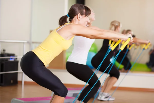 Treinamento em grupo em uma aula de fitness — Fotografia de Stock