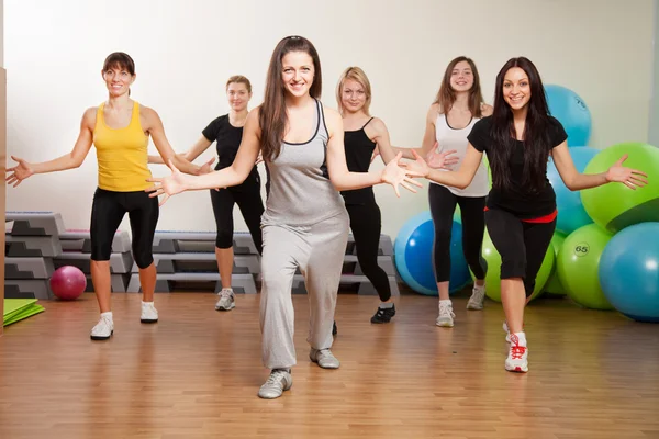Treinamento em grupo em um ginásio de um centro de fitness — Fotografia de Stock