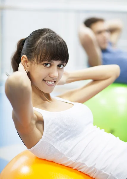 Joyeux jeune couple dans une salle de gym — Photo