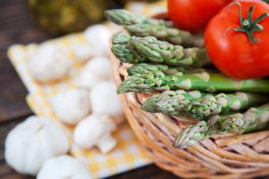 Tahta bir masada taze sebzeler.