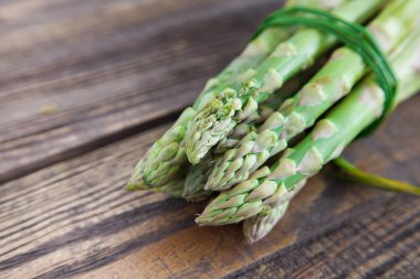 Tahta bir masada taze sebzeler.