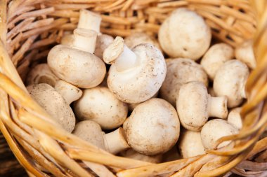 Tahta bir masada taze sebzeler.