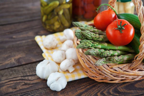 Verdure fresche su un tavolo di legno — Foto Stock