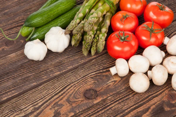 Färska grönsaker på ett träbord — Stockfoto