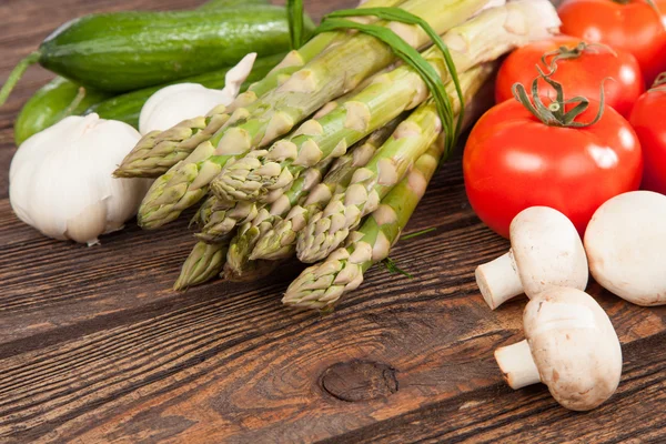 Verdure fresche su un tavolo di legno — Foto Stock