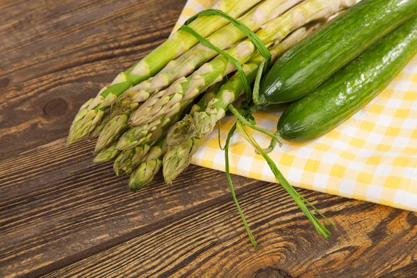 Verse groenten op een houten tafel — Stockfoto