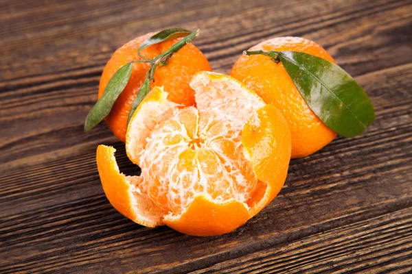 Juicy tangerines on a wooden table — Stock Photo, Image