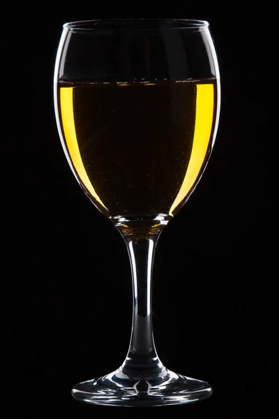 Weinglas auf schwarzem Hintergrund — Stockfoto