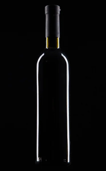 Пляшка вина на чорному фоні — стокове фото