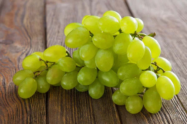 Grapes on a wooden table — Stock Photo, Image