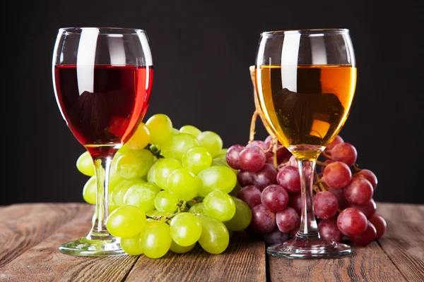 Vino y uvas — Foto de Stock