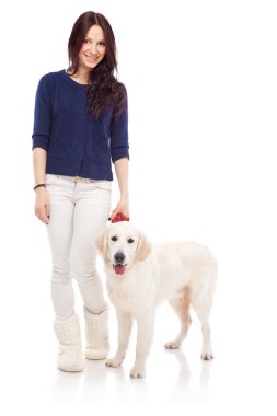 Köpeği olan güzel genç bir kadın.