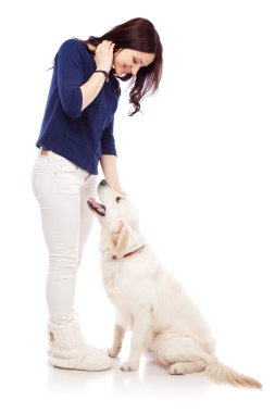 Köpeği olan güzel genç bir kadın.
