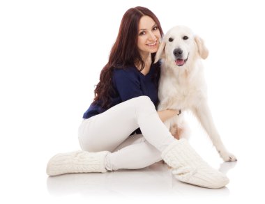 Köpeği olan güzel genç bir kadın.
