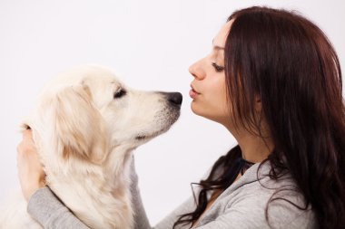 Köpeği olan güzel genç bir kadın.