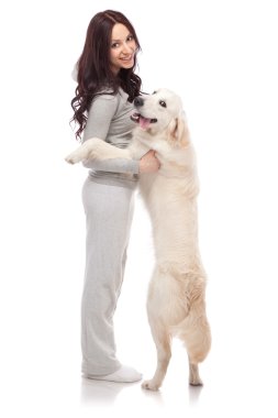 Köpeği olan güzel genç bir kadın.