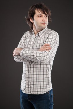 Yakışıklı genç adam.
