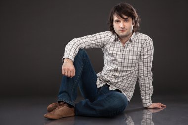 Yakışıklı genç adam.