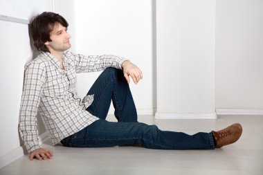 Yakışıklı genç adam.