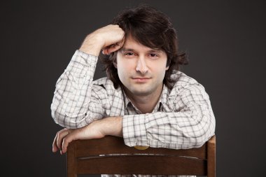 Yakışıklı genç adam.