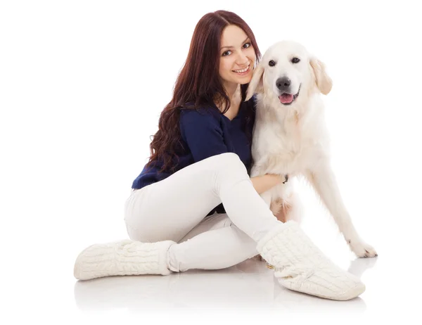 Vacker ung kvinna med hund — Stockfoto