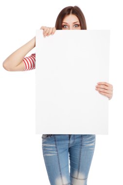 Beyaz tahta tutan sıradan genç kadın