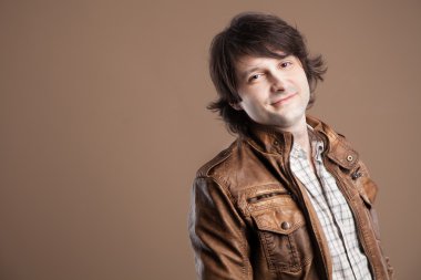 Yakışıklı genç adam.