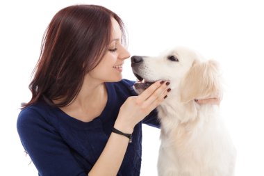 Köpeği olan güzel genç bir kadın.
