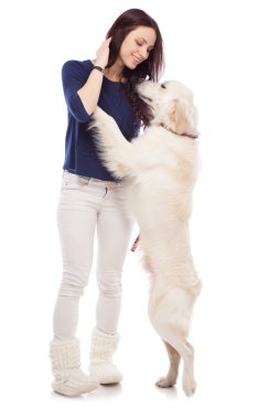 Köpeği olan güzel genç bir kadın.