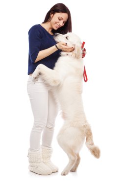 Köpeği olan güzel genç bir kadın.