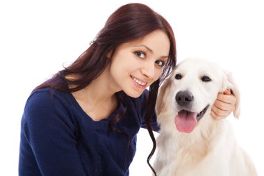 Köpeği olan güzel genç bir kadın.