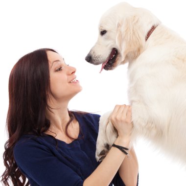 Köpeği olan güzel genç bir kadın.