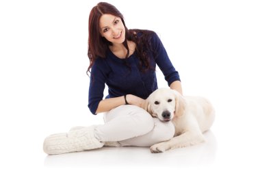 Köpeği olan güzel genç bir kadın.