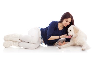 Köpeği olan güzel genç bir kadın.
