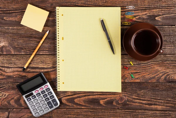 Fournitures de bureau sur une table — Photo