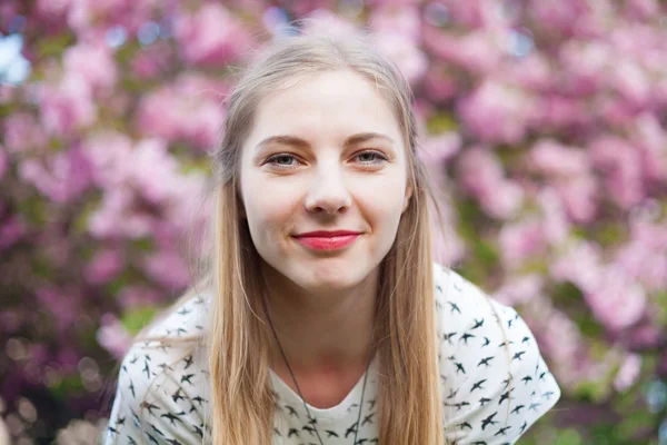 Hermosa mujer en flor de primavera —  Fotos de Stock