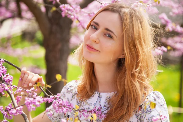 Beautiful woman in spring blossom — Stock Photo, Image