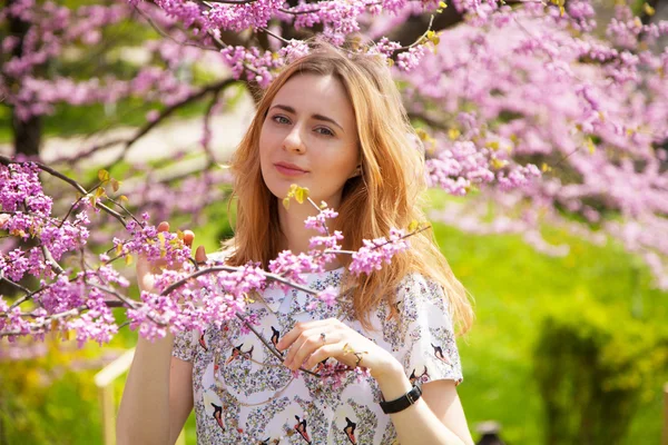 Bella donna in fiore di primavera — Foto Stock