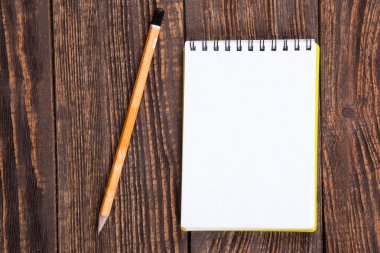 ahşap bir masa üstünde not etmek