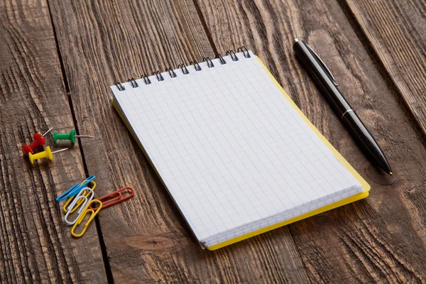 Notepad op een houten tafel — Stockfoto