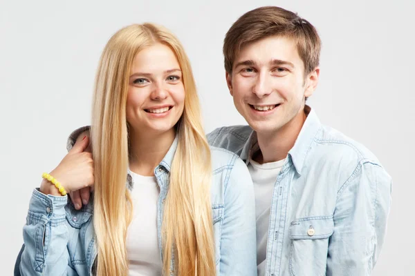 Bonito jovem casal — Fotografia de Stock